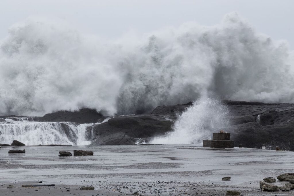 tidal wave surfing